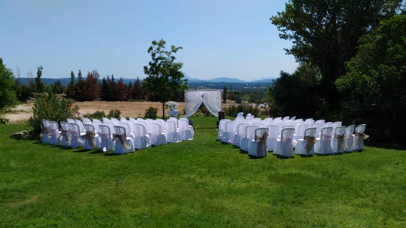 Cérémonie en plein air dans salle de réception louée pour un mariage à Aix en Provence 