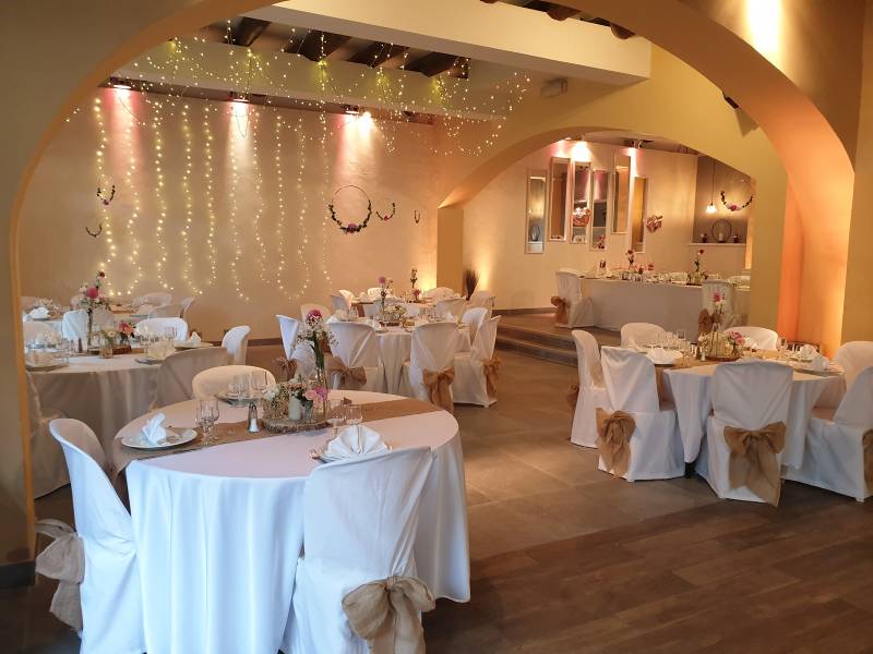 Salle pour mariage moderne tables rondes