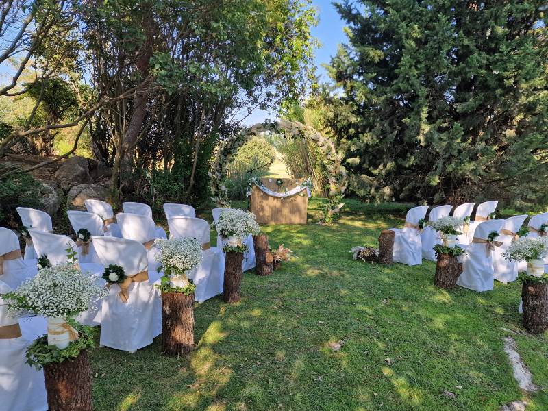 Parc de 8 000 m² au bord d'un bassin avec zone ombragée pour vos photos de mariage.