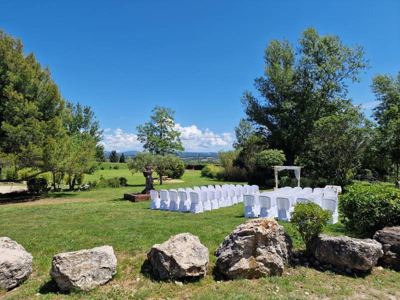 Parc de 8 000 m² avec vue sur la Sainte-Victoire, cadre naturel unique pour cocktail et photos de mariage.