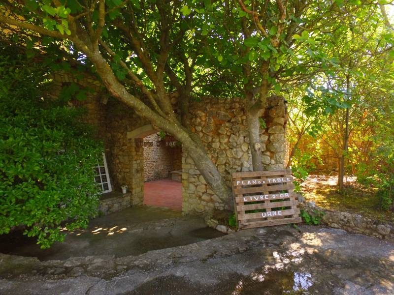 La Bergerie, une salle au style épuré de 180m² avec son coin apéritif à l'ombre d'un platane et son espace photo pour vos cérémonies de mariage
