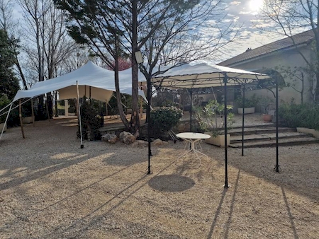 Apéritif extérieur avec tente nomade