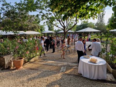Tente nomade attenante à La Paillère, 172 m² ouverts sur la nature, parfaite pour cocktail et dîner d’été.