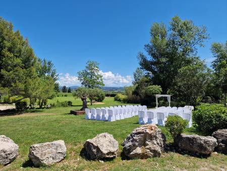 Parc de 8 000 m² avec vue sur la Sainte-Victoire, pour vos cérémonies laïques et vos photos de mariage.