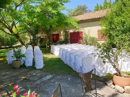La Bergerie, une salle au style épuré de 180m² avec son coin apéritif à l'ombre d'un platane et son espace photo pour vos cérémonies de mariage